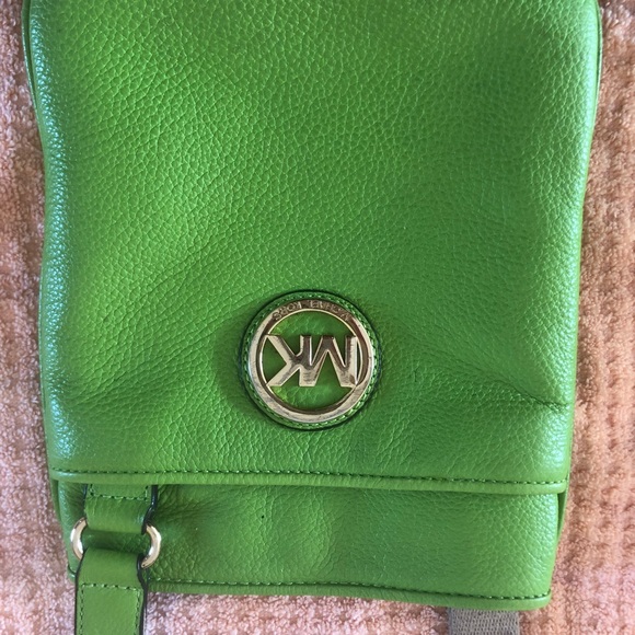Green Michael Kors Strap purse - Picture 4 of 7